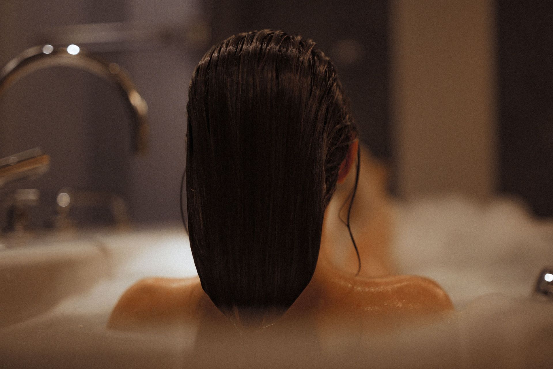Makes scalp prone to psoriasis (Image via Pexels/Marina Ryazantseva)